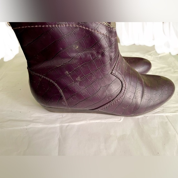 Libby Edelman Purple Croc-Embossed Ankle Boots - Picture 3 of 7